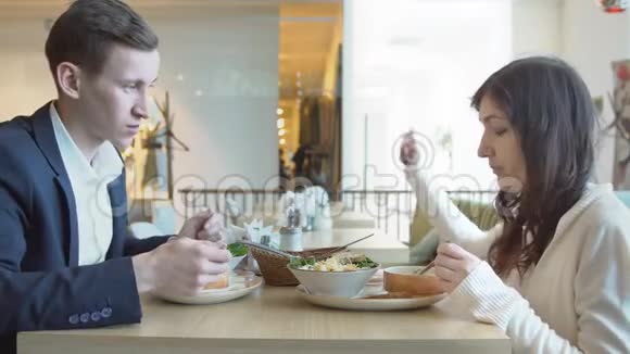 商务午餐一男一女正在咖啡馆里吃晚饭视频的预览图