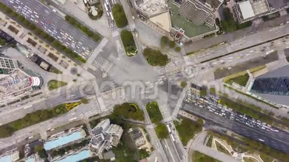 复杂十字路口在上海中国高空垂直俯视图视频的预览图