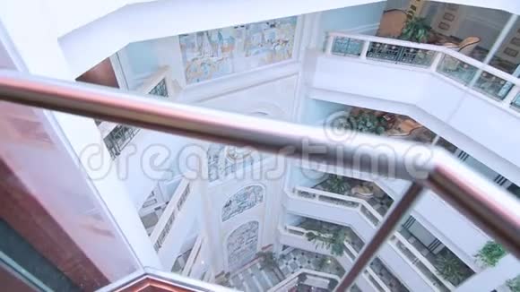 豪华酒店内的玻璃电梯玻璃电梯酒店搬迁视频的预览图