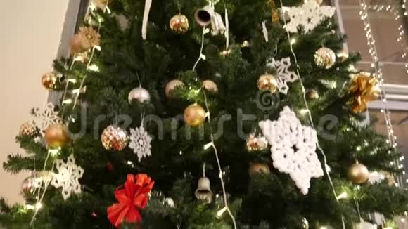庆祝公司的大圣诞树视频的预览图