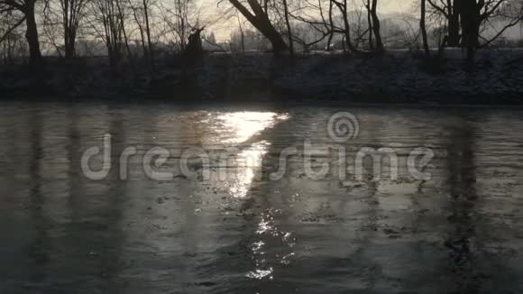 河水中的晨光镜视频的预览图