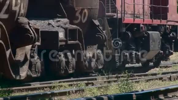 火车在铁轨上缓慢行驶视频的预览图