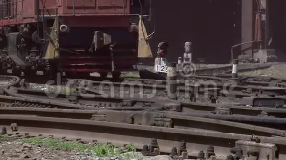 火车在铁轨上缓慢行驶视频的预览图