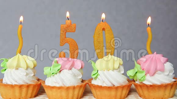 50个生日快乐蛋糕和金色数字蜡烛视频的预览图