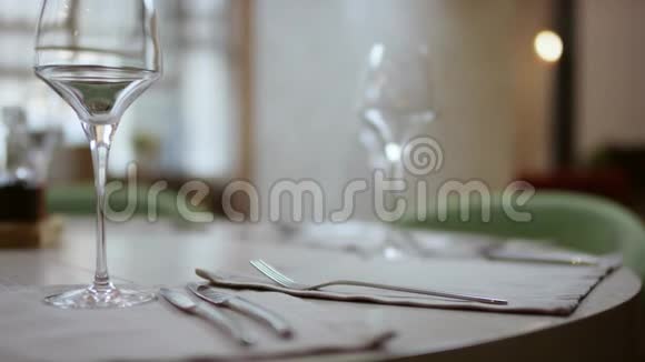 服务员在咖啡馆里端桌餐厅的录像服务员把刀对准桌子表11视频的预览图