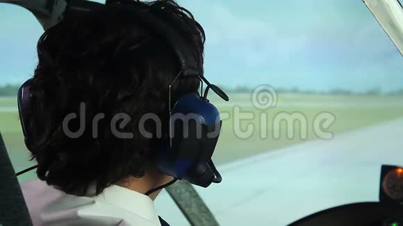 坐在驾驶舱时开心的微笑飞行员竖起大拇指职业视频的预览图