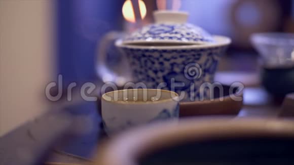 一杯热茶站在桌子上男性手倒热水冲泡茶视频的预览图