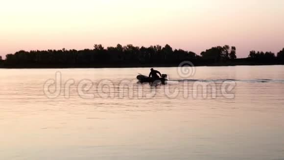 渔舟渔翁在江边夕阳西下视频的预览图