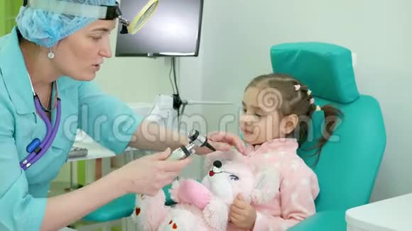在医生接待处抱着玩具的孩子医疗程序耳鼻喉科医生治疗婴儿医疗检查视频的预览图