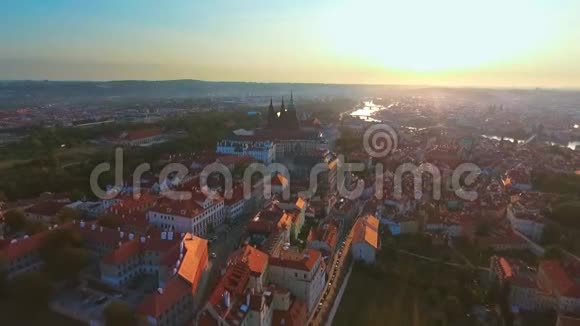 布拉格城布拉格城堡和维塔瓦河的鸟瞰图视频的预览图