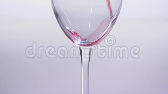 食品和饮料的概念红色或粉红色的葡萄酒倒入白色背景上的玻璃杯中视频的预览图