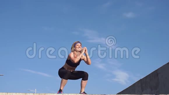 健身妇女在户外跳跃运动慢动作视频的预览图