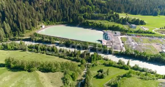 瑞士阿尔卑斯山4K水电站和水电站的鸟瞰图视频的预览图