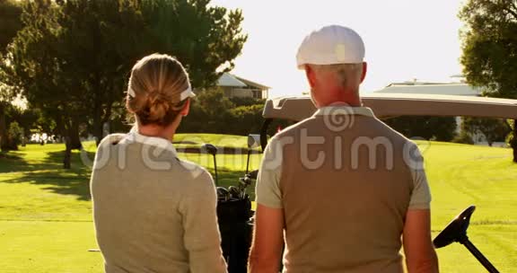 两个人站在高尔夫球场四处张望视频的预览图