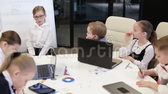 办公室中的儿童商人视频的预览图
