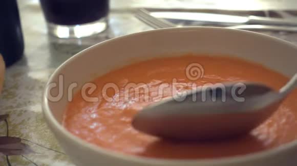 用勺子吃Gazpacho放在碗里视频的预览图