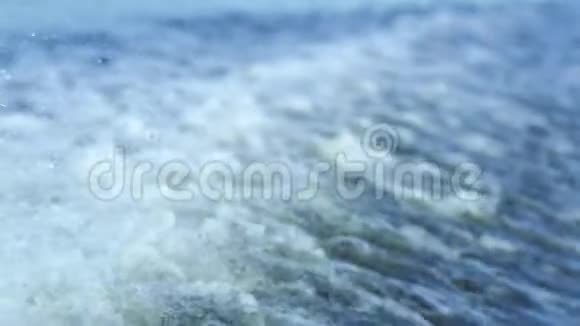 水波背景水流缓慢地溅到河面上视频的预览图