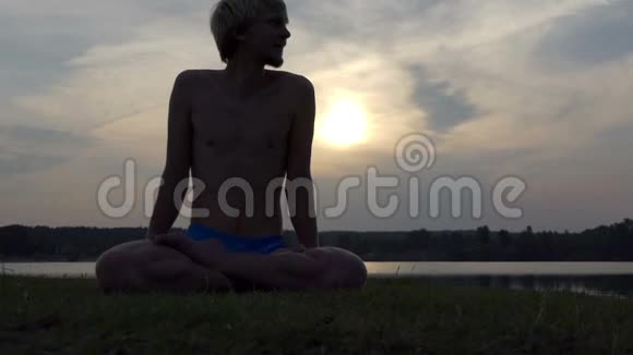 约吉人坐在莲花里在夕阳西下在懒洋洋地仰起身子视频的预览图