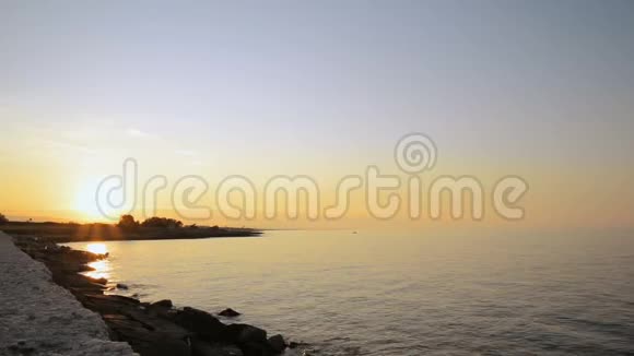 在夏季多风的日子里维拉诺瓦码头上的日落视频的预览图