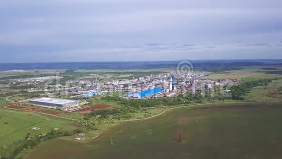 巨大工业工厂的俯视图剪辑带有金属外壳和生产机器的工厂贫民窟的俯视图视频的预览图
