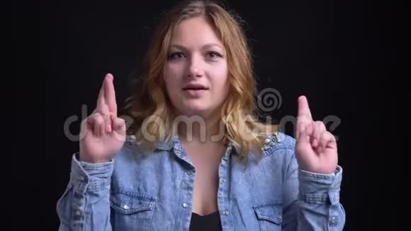 成年白种人女性焦虑的特写镜头交叉手指看镜头视频的预览图