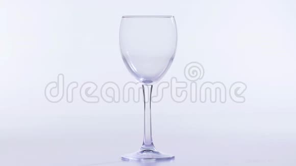 食品和饮料的概念红色或粉红色的葡萄酒倒入白色背景上的玻璃杯中视频的预览图