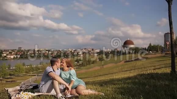 幸福的爱人在公园的草坪上休息视频的预览图