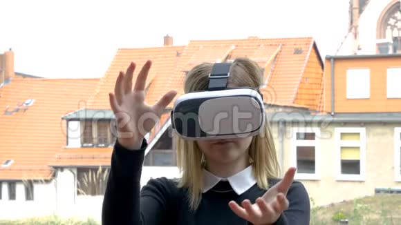 在虚拟现实中举行舞会视频的预览图