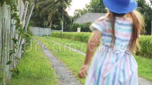 小女孩在阳光下跑步很开心视频的预览图