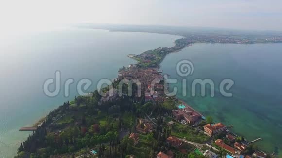 全景鸟瞰历史城镇锡尔米恩在加德纳湖意大利视频的预览图