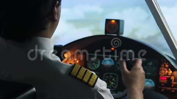 机长填写飞行计划飞机以自动驾驶模式飞行飞行员在工作视频的预览图