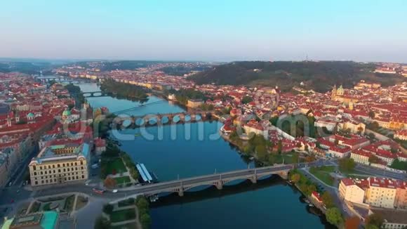 空中观赏布拉格城和布拉格城堡和维塔瓦河视频的预览图