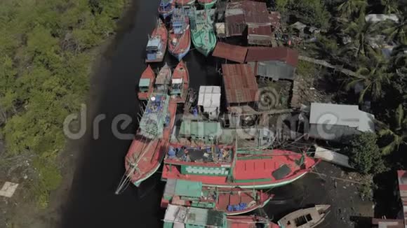 钓鱼船停泊在亚洲的河流4k无人机射击视频的预览图