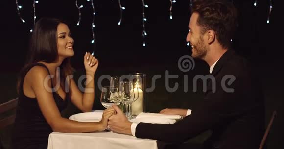 可爱的年轻夫妇享受浪漫的晚餐视频的预览图
