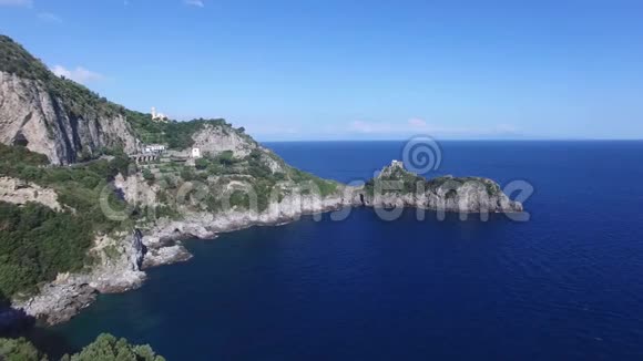 空中观景在明图诺镇附近有一块岩石意大利4K视频的预览图