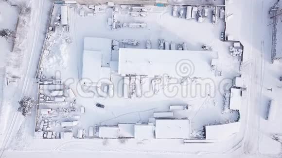 大雪冬季工业区的空中无人机飞行A视频的预览图