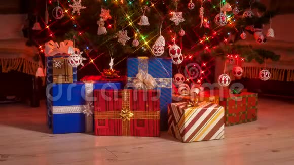 圣诞树下的礼物停止运动动画视频的预览图