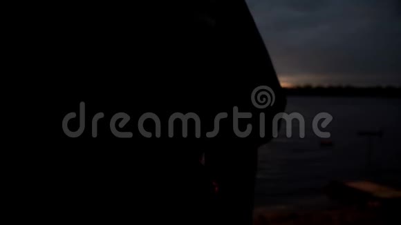 日落时分渔人在河边钓鱼视频的预览图