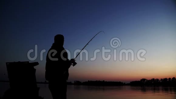 成功捕鱼的渔夫钓鱼旋转钓盘视频的预览图