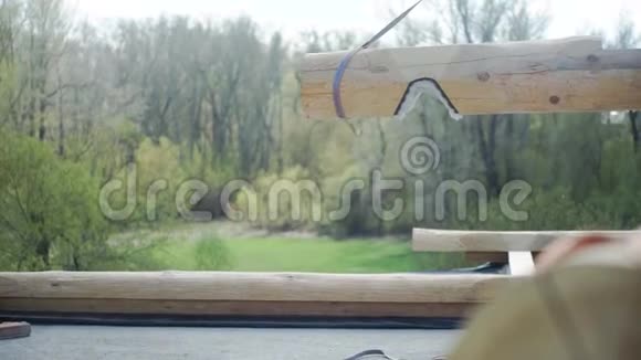起重机举起了原木剪辑起重机用于建造木屋的木材视频的预览图