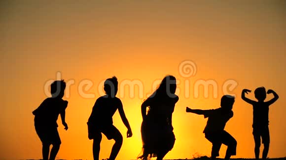 日落时分五个孩子一起跳的剪影视频的预览图