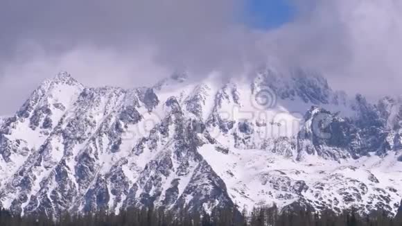云中雪山峰斯特斯克普莱索斯洛伐克高塔特视频的预览图