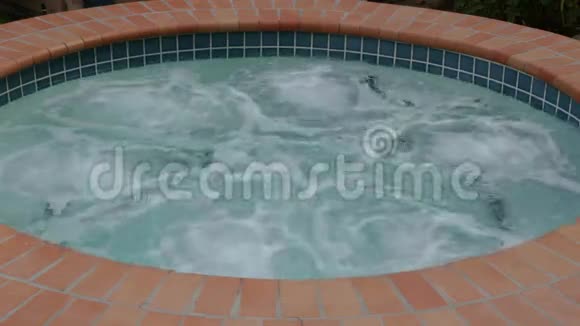 室外热水浴缸泡水视频的预览图