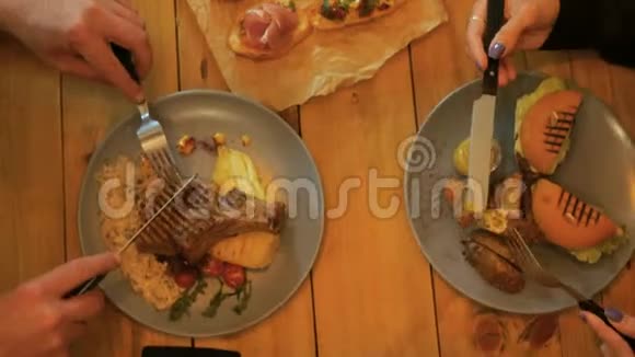 有食物和果汁的桌子吃人的手视频的预览图