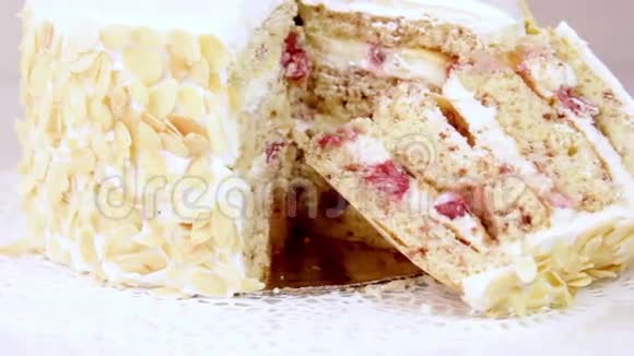 蛋糕加奶油和樱桃视频的预览图