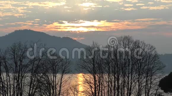 意大利马格吉奥尔湖上空日出视频的预览图