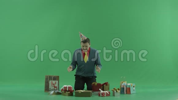 生日礼物中的成人绿色彩色钥匙背景视频的预览图