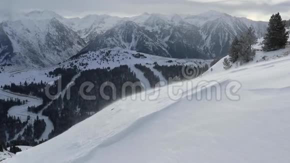 这条路像一条彩带有白雪覆盖的山峰的景观视频的预览图