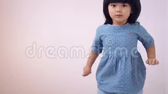 快乐的亚洲女孩在空房里跳视频的预览图