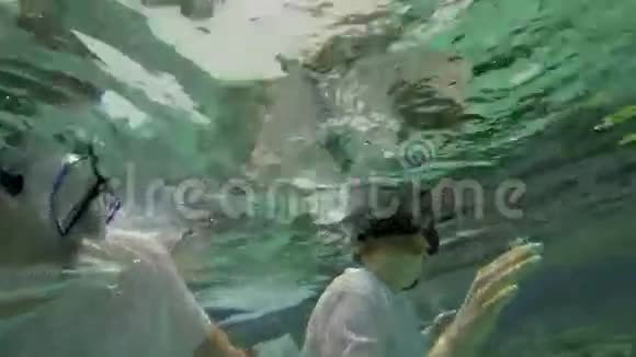 水下的人视频的预览图